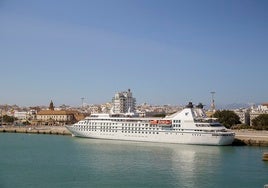 El yate de lujo que va a pasar la noche en Cádiz