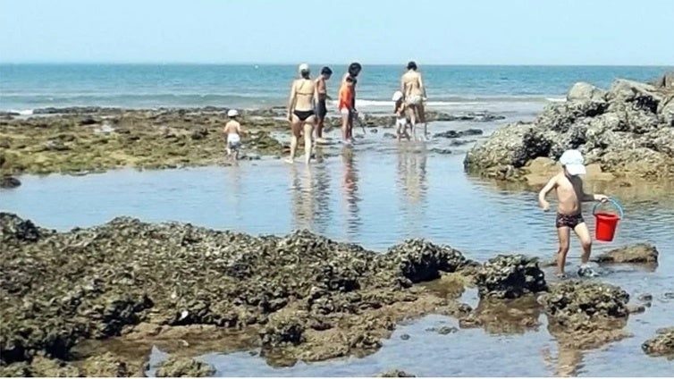 Una madre de Lebrija busca al hombre que encontró a su hijo perdido en la playa de Chipiona: «Quiero abrazarlo y darle las gracias»