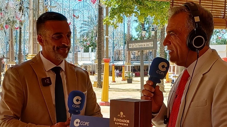 José Antonio Díaz, izquierda, en el programa de COPE desde la Feria de Jerez