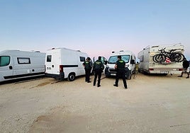 Más de 90 vehículos desalojados en acampadas ilegales en Tarifa