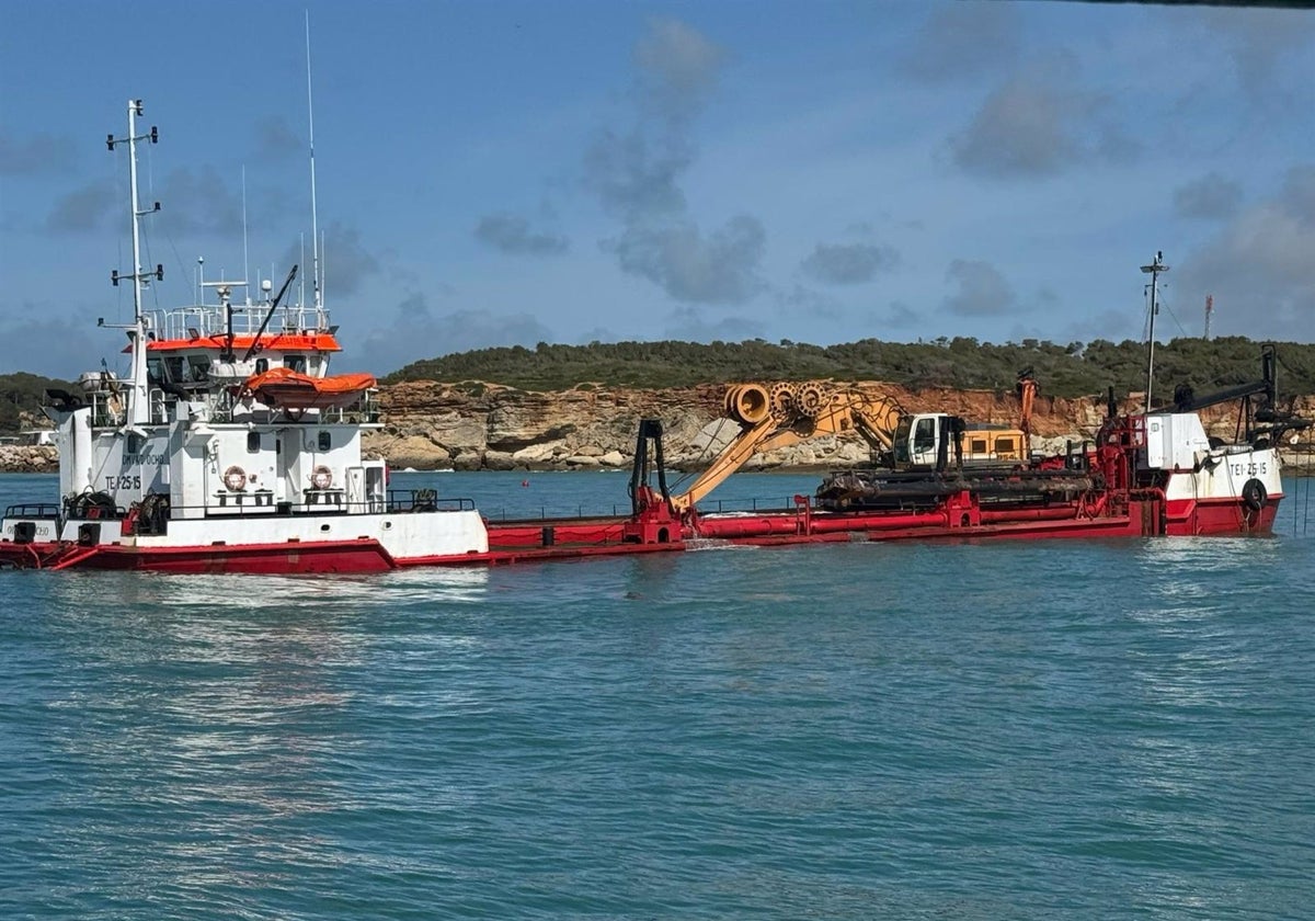 El dragado de emergencia en la bocana del puerto de Conil ya está al 58%