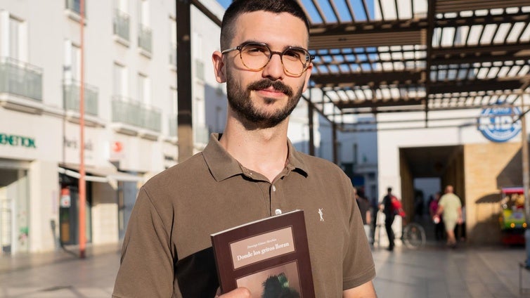 Un grito de auxilio, transformado en versos: el viaje por las sombras de un joven chiclanero que ve la luz
