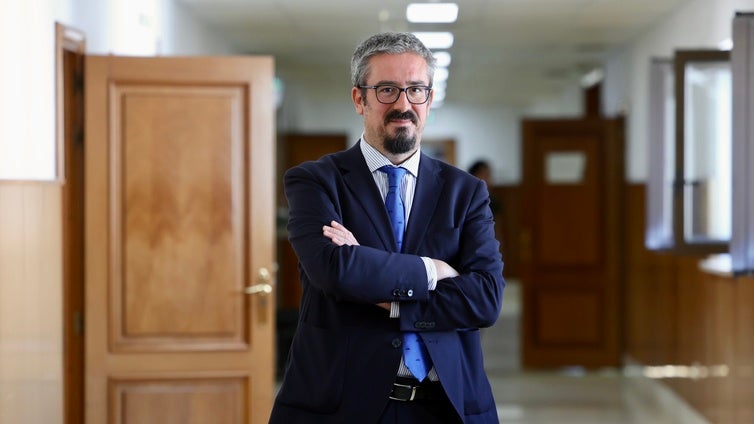 Fiscal de ciberdelitos en Cádiz:  «Ahora te roban desde el salón de sus casas, en pijama y jugando a la Play»