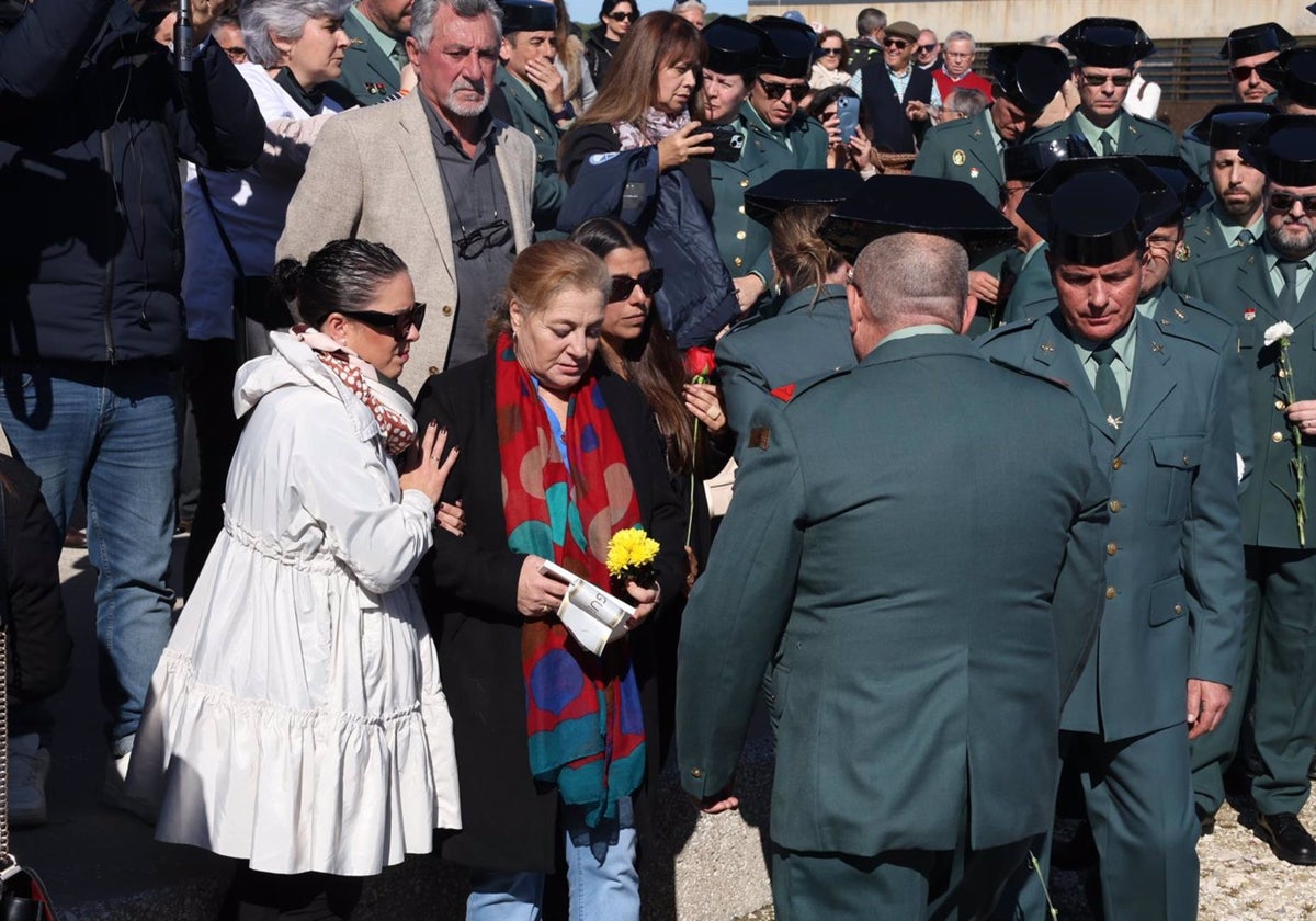 La madre de uno de los agentes durante una ofrenda floral en homenaje a los guardias civiles fallecidos.