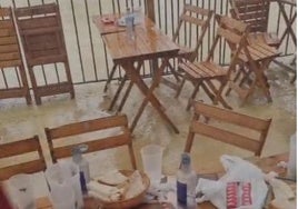 Un aguacero sorprende a los asistentes a la Feria de Jerez