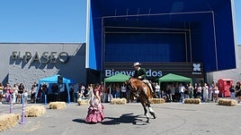El ambiente de Feria llega a El Paseo con un espectáculo ecuestre y un venenciador