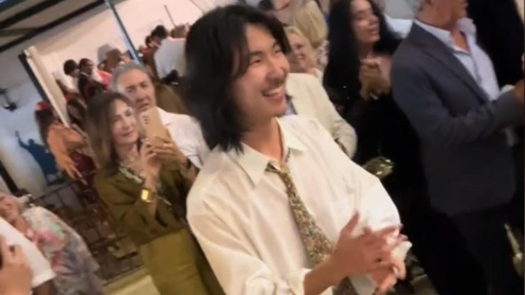 Un japonés sorprende en la Feria de Jerez cantando por bulerías: «Aquí todo es posible»