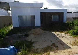 El Ayuntamiento de Chiclana paraliza y precinta dos nuevas viviendas ilegales