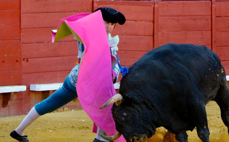 Imagen principal - Talavante y Roca Rey salen a hombros mientras Morante apunta su exquisitez en Jerez