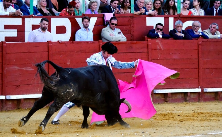 Imagen principal - Talavante y Roca Rey salen a hombros mientras Morante apunta su exquisitez en Jerez