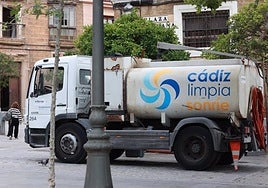 Se planta ante un camión de basura en Cádiz y agrede con puñetazos y patadas a varios policías