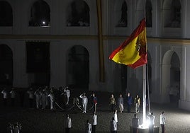 La ministra de Defensa preside el solemne acto de arriado  de bandera en la VI Jornada Histórica de la Armada