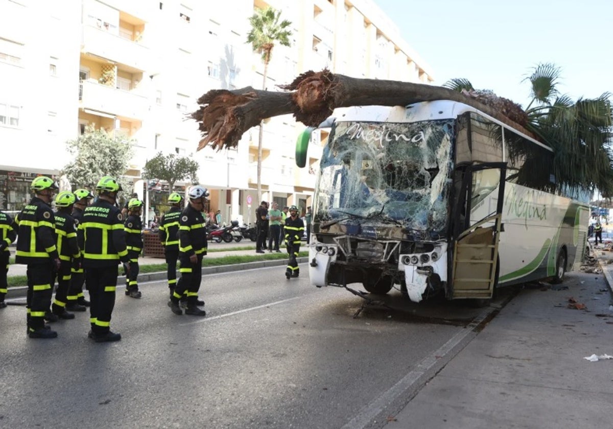 Imagen del autobús que sufrió el accidente a la entrada de Cádiz.