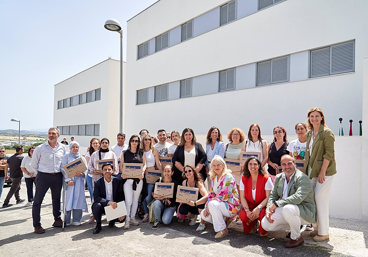 La consejera de Fomento, Articulación del Territorio y Vivienda, Rocío Díaz, en el acto de entrega de llaves de la promoción conocida como Pocito Blanco en Conil