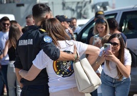 Emotiva despedida en Rota para los 220 hombres y mujeres de la fragata 'Navarra' que ponen rumbo al Índico