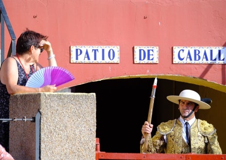 Imagen secundaria 1 - Perera y Talavante salen a hombros en Sanlúcar, en una corrida que quedó en mano a mano tras la cogida de El Melli