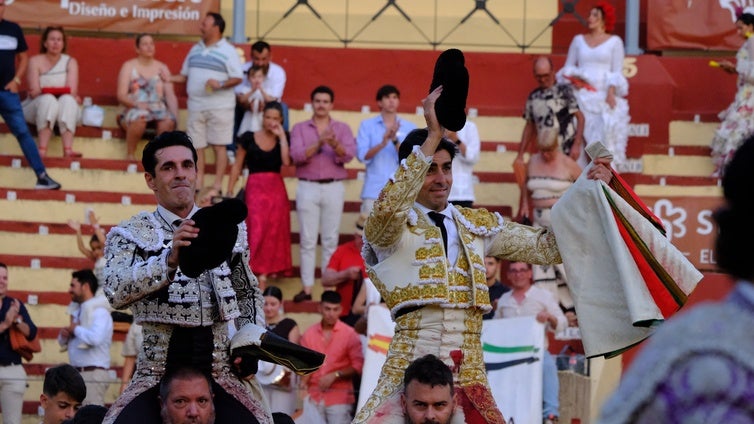 Perera y Talavante salen a hombros en Sanlúcar, en una corrida que quedó en mano a mano tras la cogida de El Melli