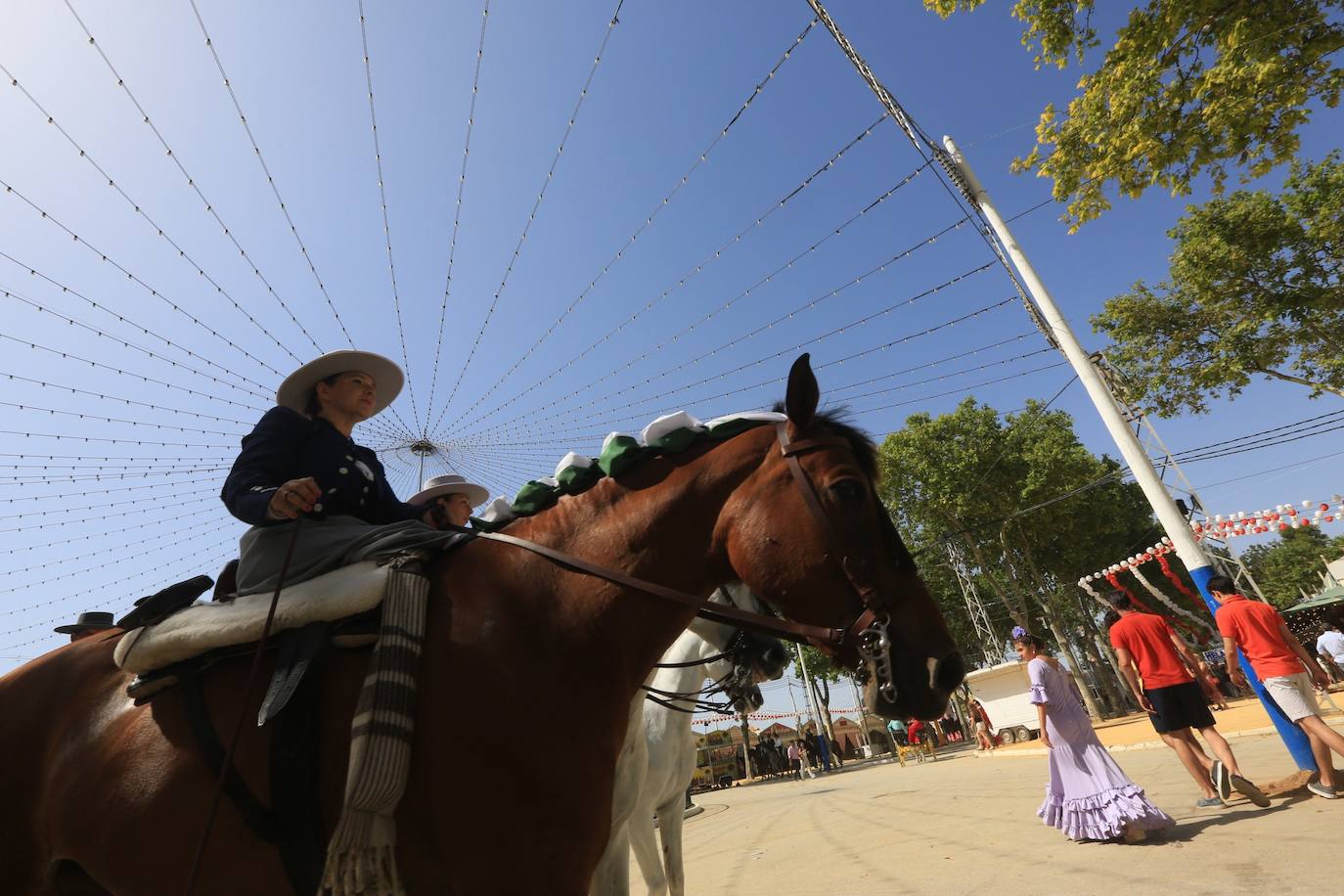Las altas temperaturas no frenan la fiesta y el Real de Las Banderas, a rebosar el sábado de Feria en El Puerto