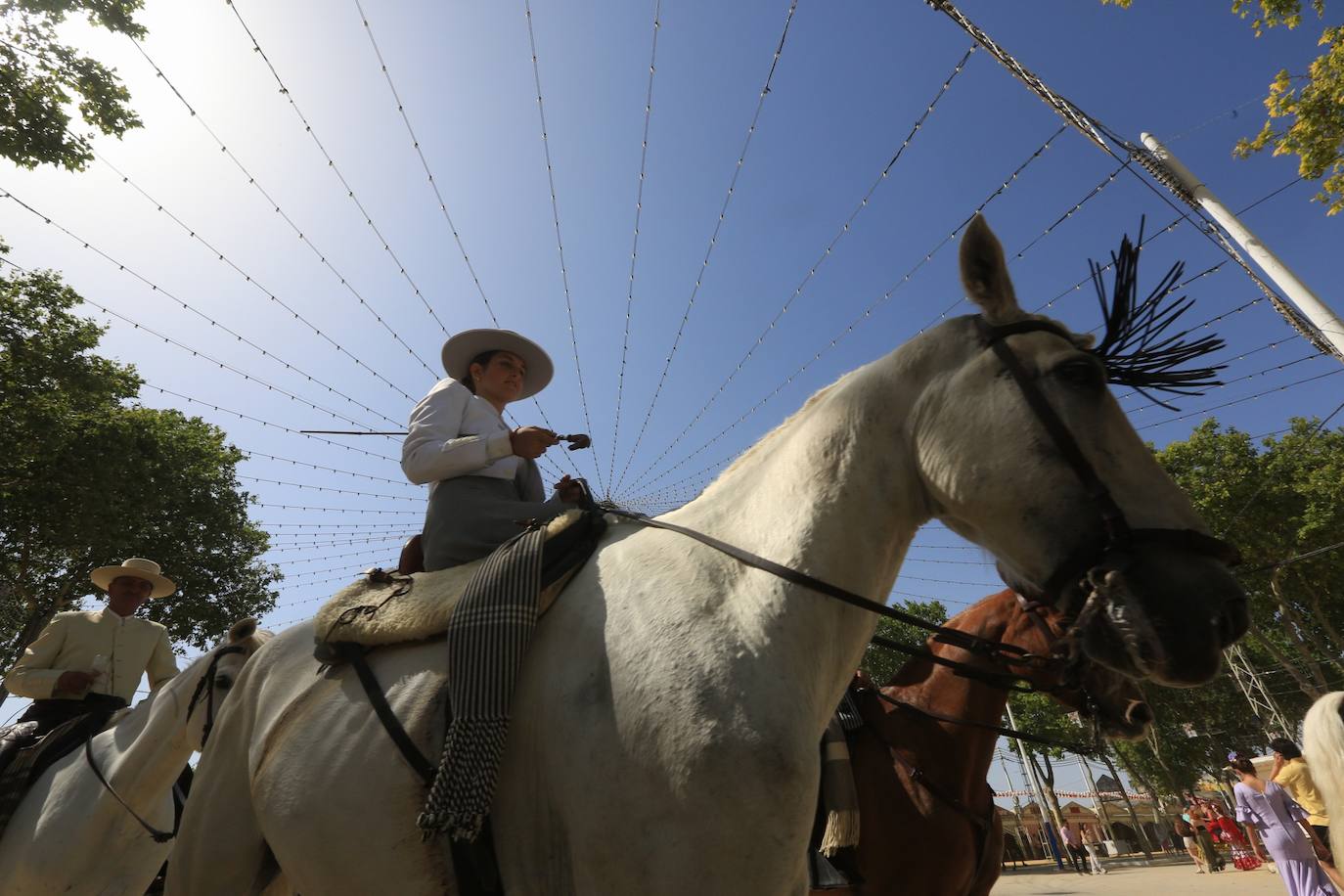 Las altas temperaturas no frenan la fiesta y el Real de Las Banderas, a rebosar el sábado de Feria en El Puerto