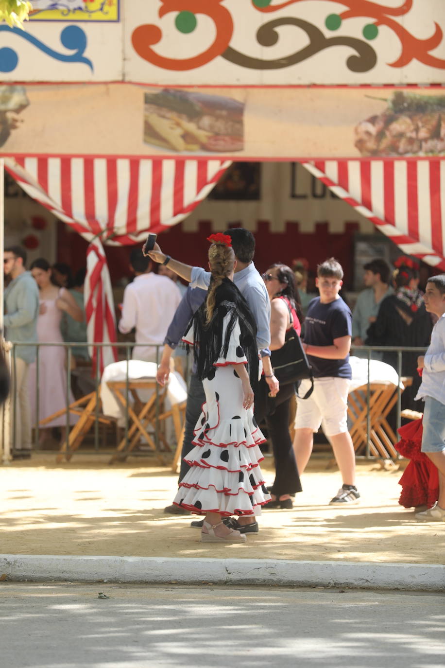 Las altas temperaturas no frenan la fiesta y el Real de Las Banderas, a rebosar el sábado de Feria en El Puerto