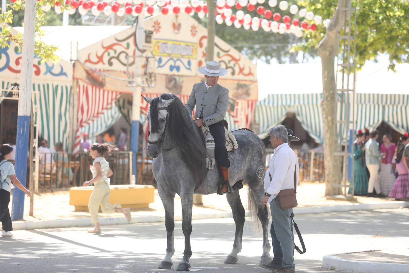 Las altas temperaturas no frenan la fiesta y el Real de Las Banderas, a rebosar el sábado de Feria en El Puerto