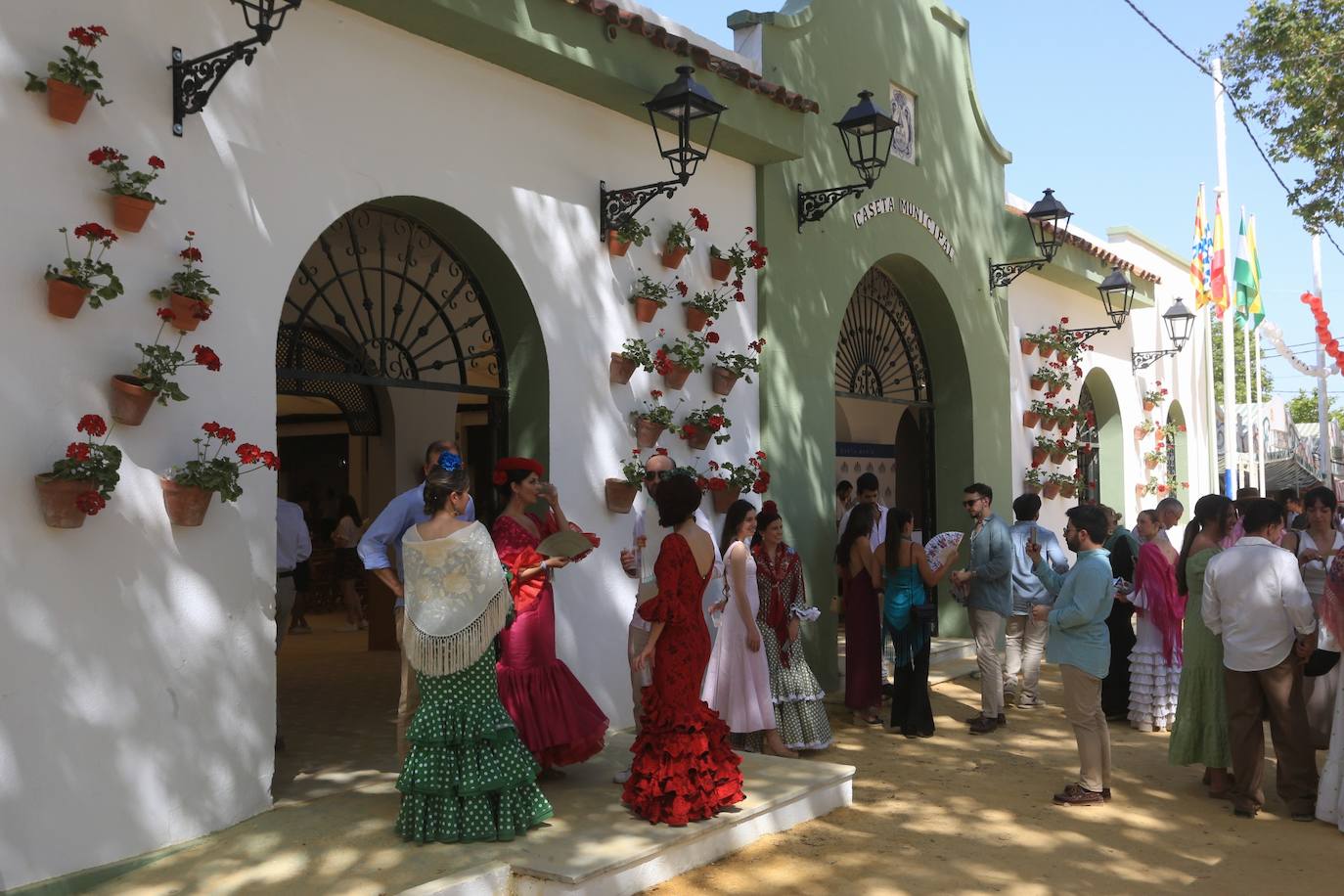 Las altas temperaturas no frenan la fiesta y el Real de Las Banderas, a rebosar el sábado de Feria en El Puerto