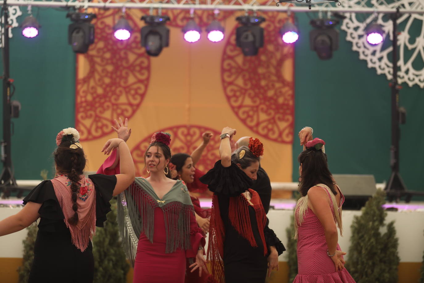 Las altas temperaturas no frenan la fiesta y el Real de Las Banderas, a rebosar el sábado de Feria en El Puerto