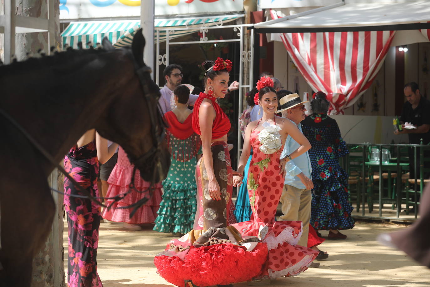 Las altas temperaturas no frenan la fiesta y el Real de Las Banderas, a rebosar el sábado de Feria en El Puerto