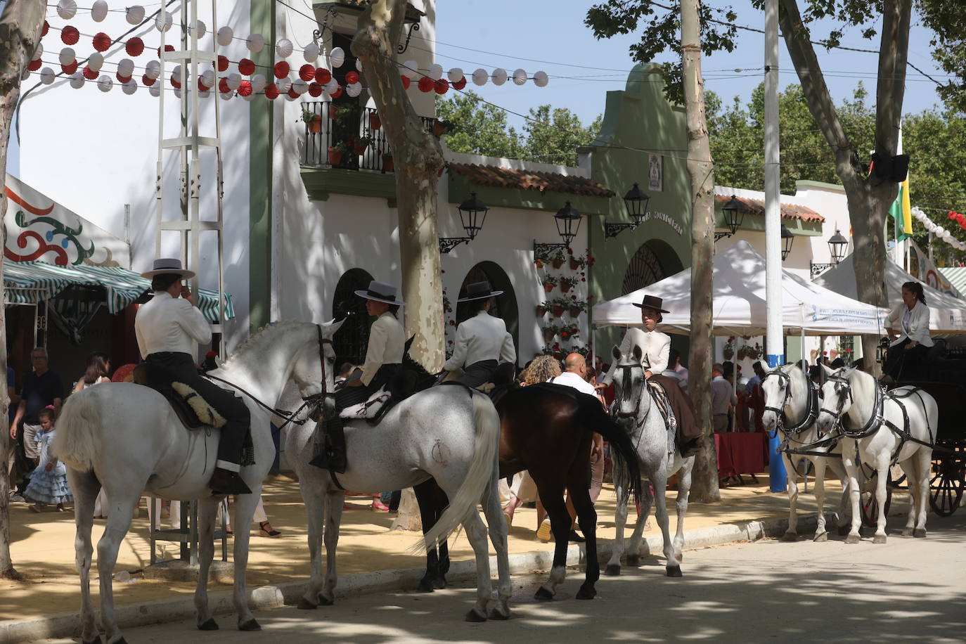 Las altas temperaturas no frenan la fiesta y el Real de Las Banderas, a rebosar el sábado de Feria en El Puerto