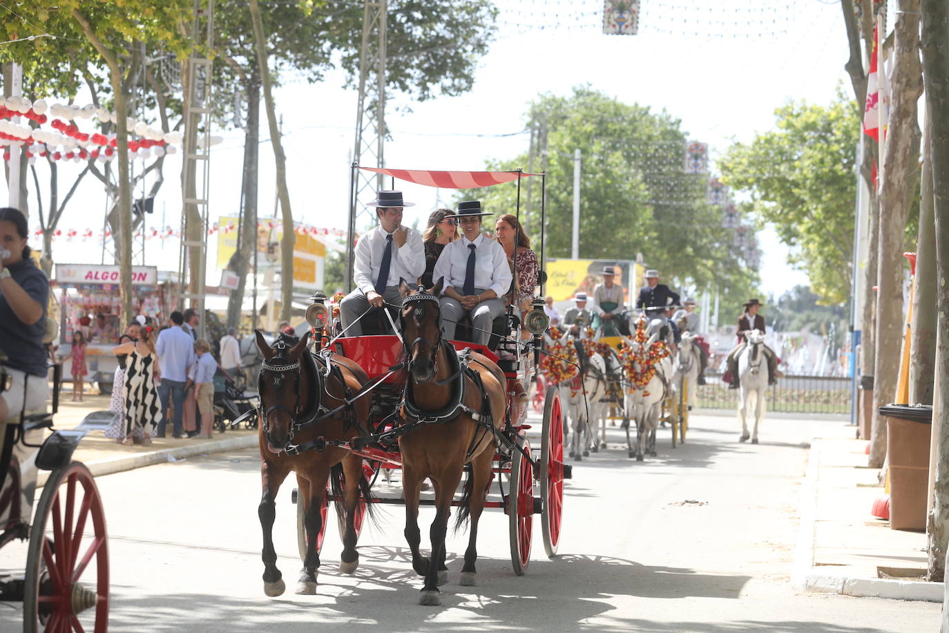 Las altas temperaturas no frenan la fiesta y el Real de Las Banderas, a rebosar el sábado de Feria en El Puerto