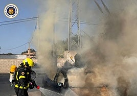 Un coche sale ardiendo en Chiclana y obliga a intervenir a los bomberos