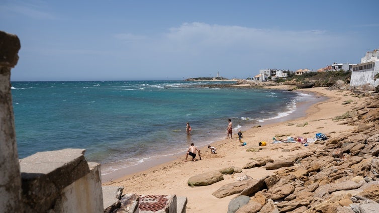 La playa del Pirata, el  paraíso abandonado : «Hay piedras que no he visto nunca»