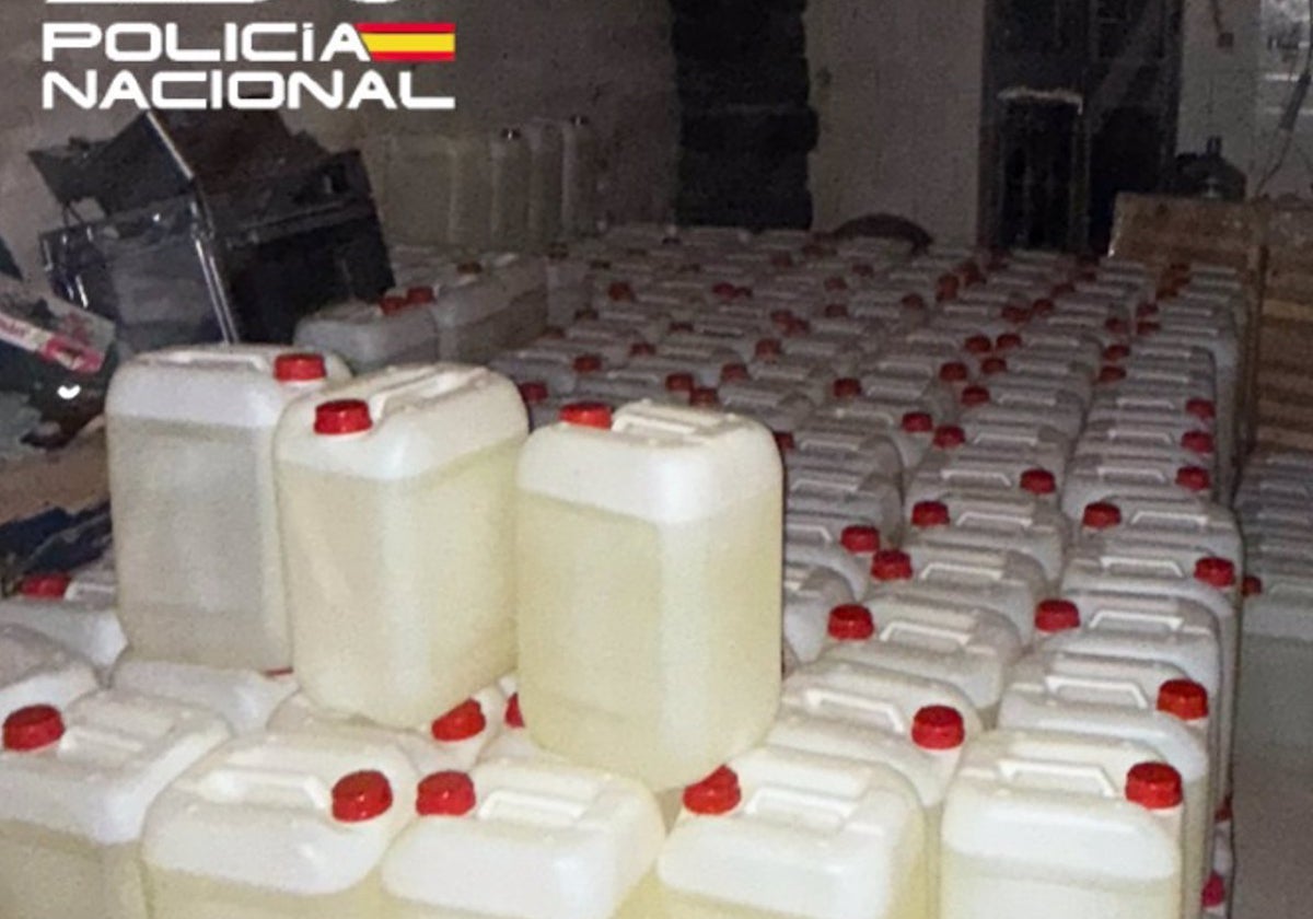 Garrafas de gasolina para narcolanchas incautadas en una 'guardería' en El Puerto