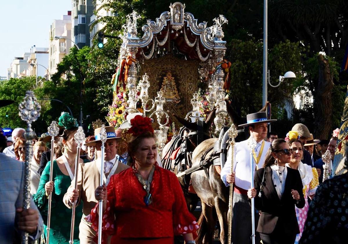 Imagen de la salida de la Hermandad del Rocío de Cádiz en 2024