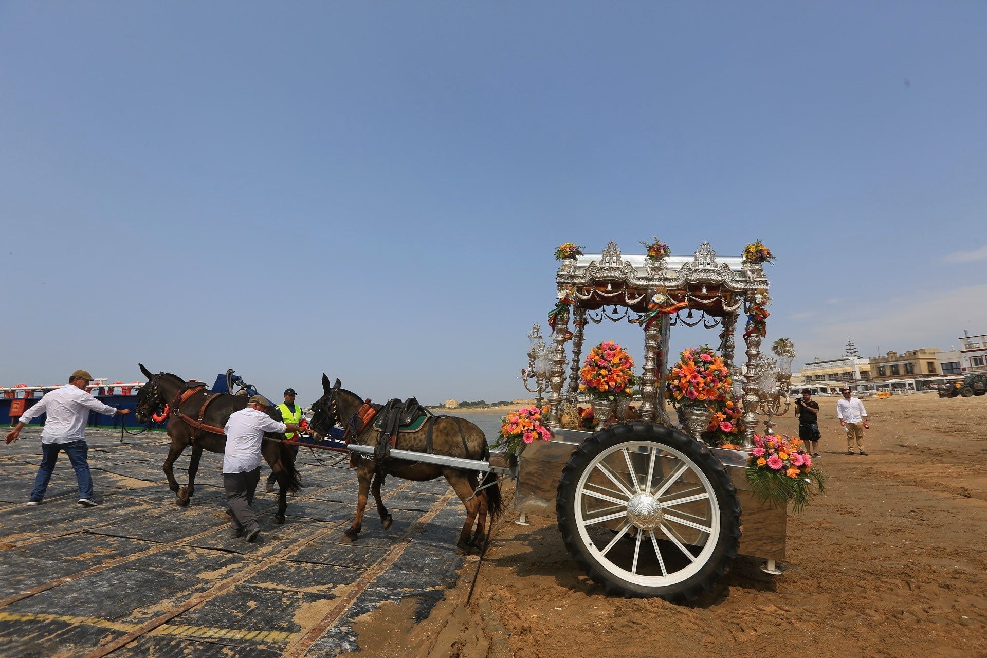 Las imágenes del embarque de las primeras hermandades de Cádiz en Bajo de Guía