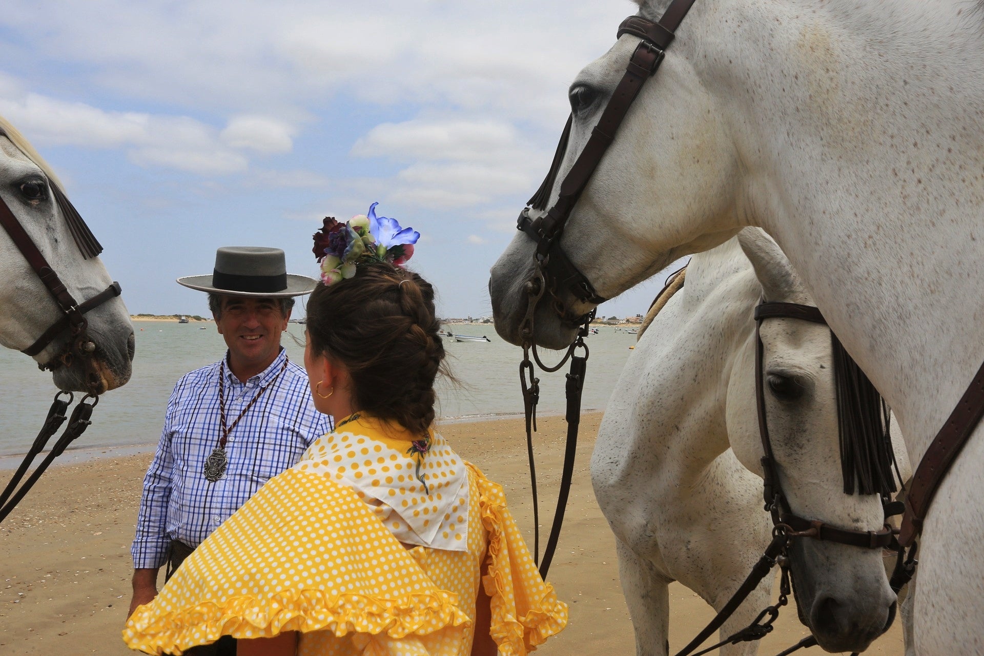 Las imágenes del embarque de las primeras hermandades de Cádiz en Bajo de Guía