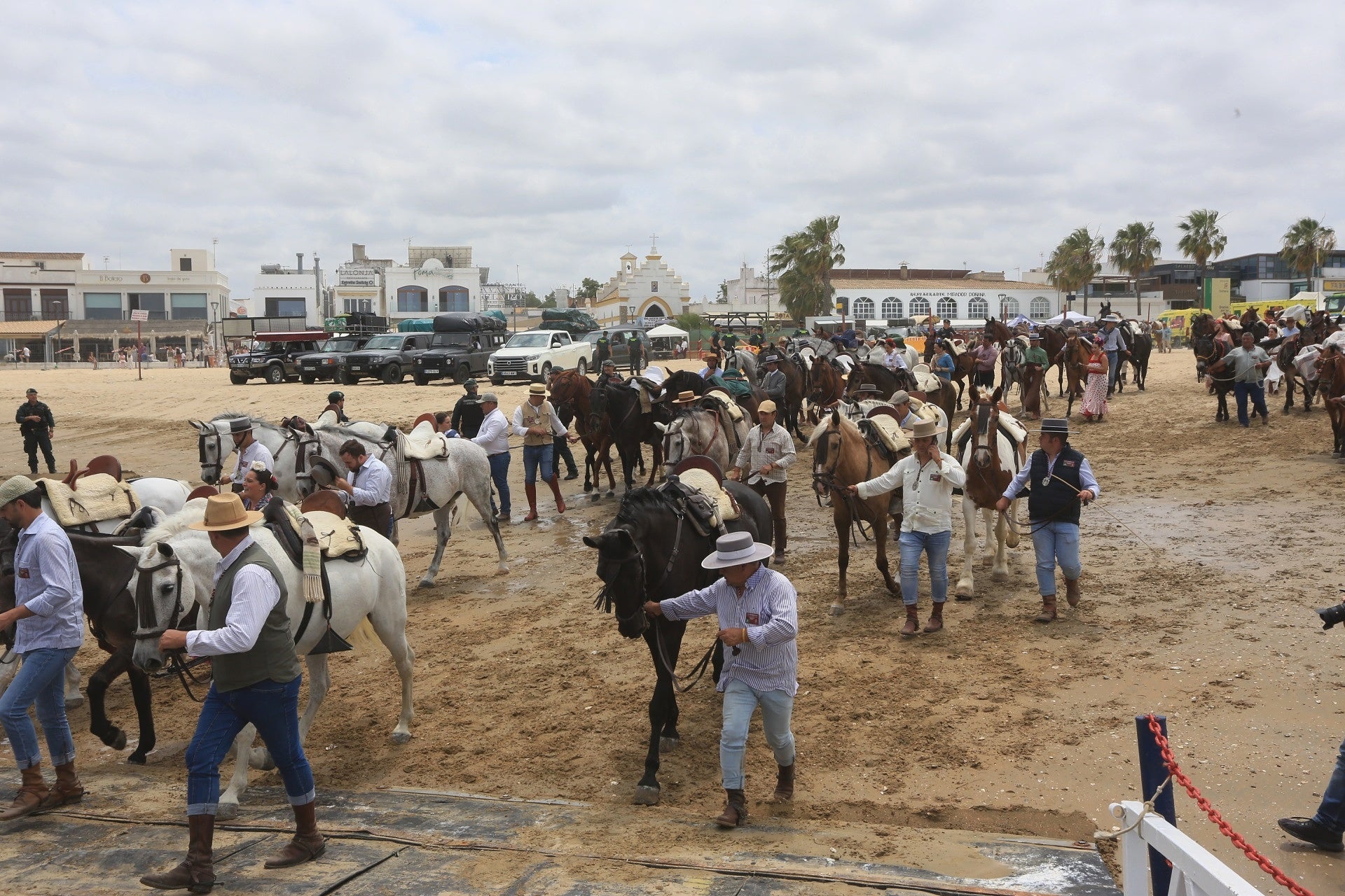 Las imágenes del embarque de las primeras hermandades de Cádiz en Bajo de Guía