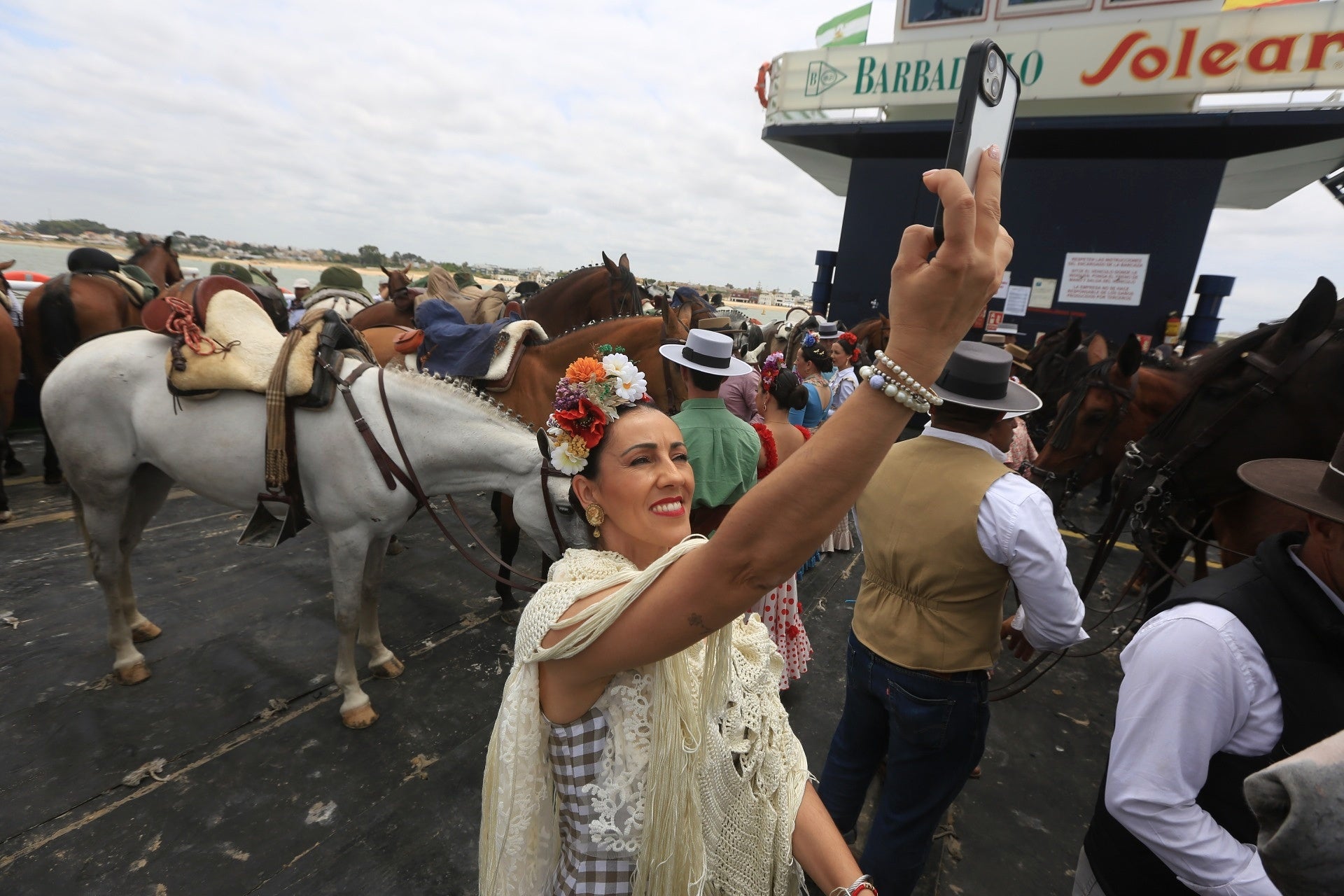 Las imágenes del embarque de las primeras hermandades de Cádiz en Bajo de Guía
