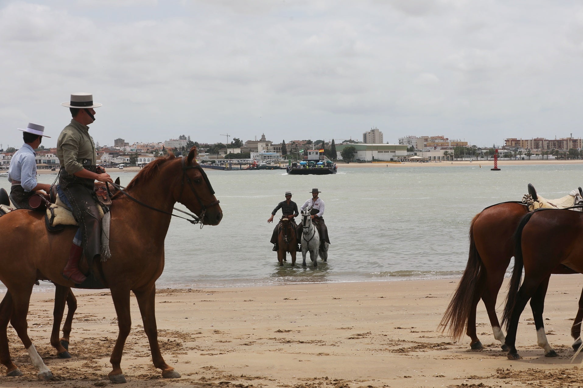 Las imágenes del embarque de las primeras hermandades de Cádiz en Bajo de Guía