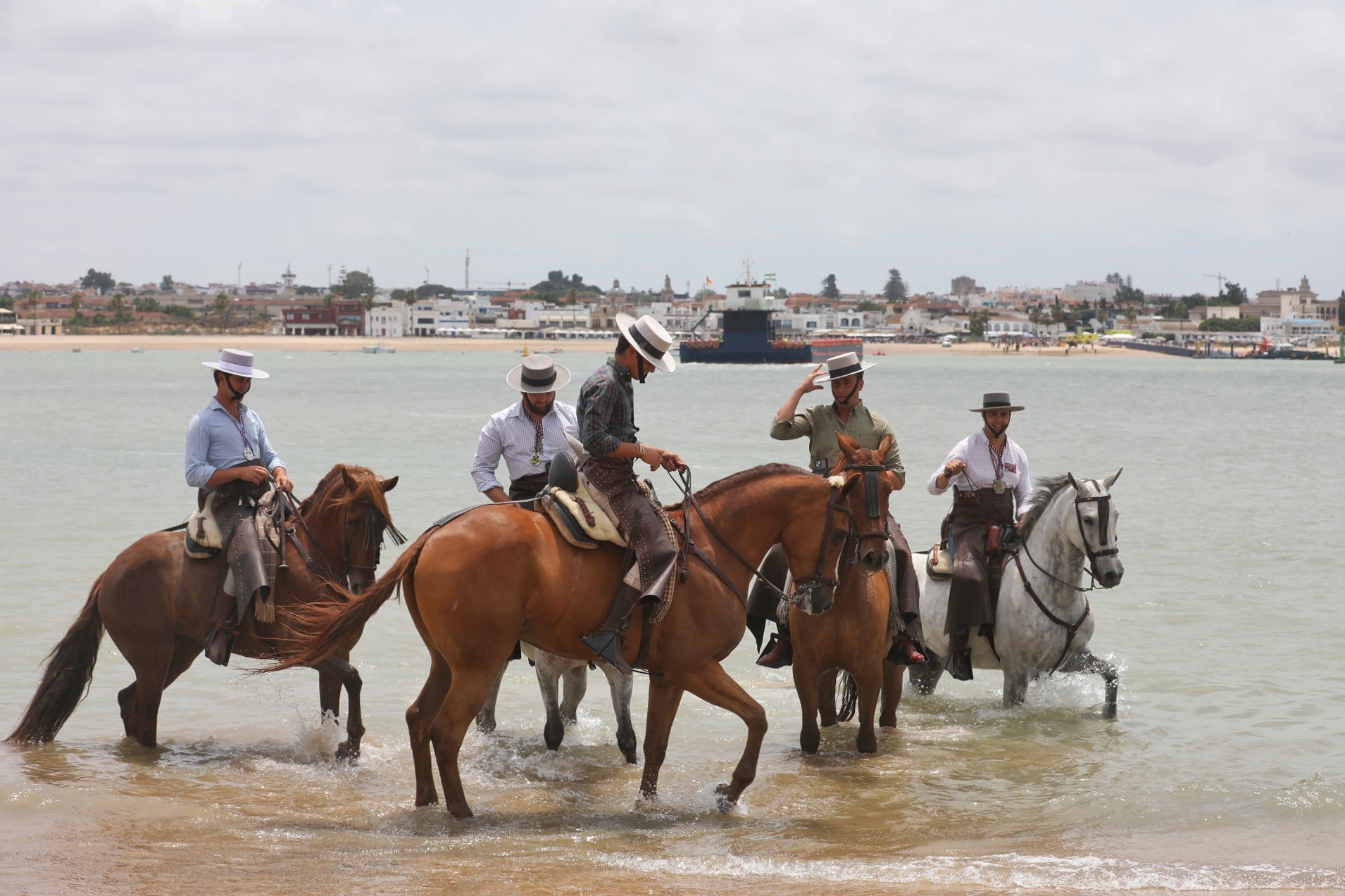 Las imágenes del embarque de las primeras hermandades de Cádiz en Bajo de Guía