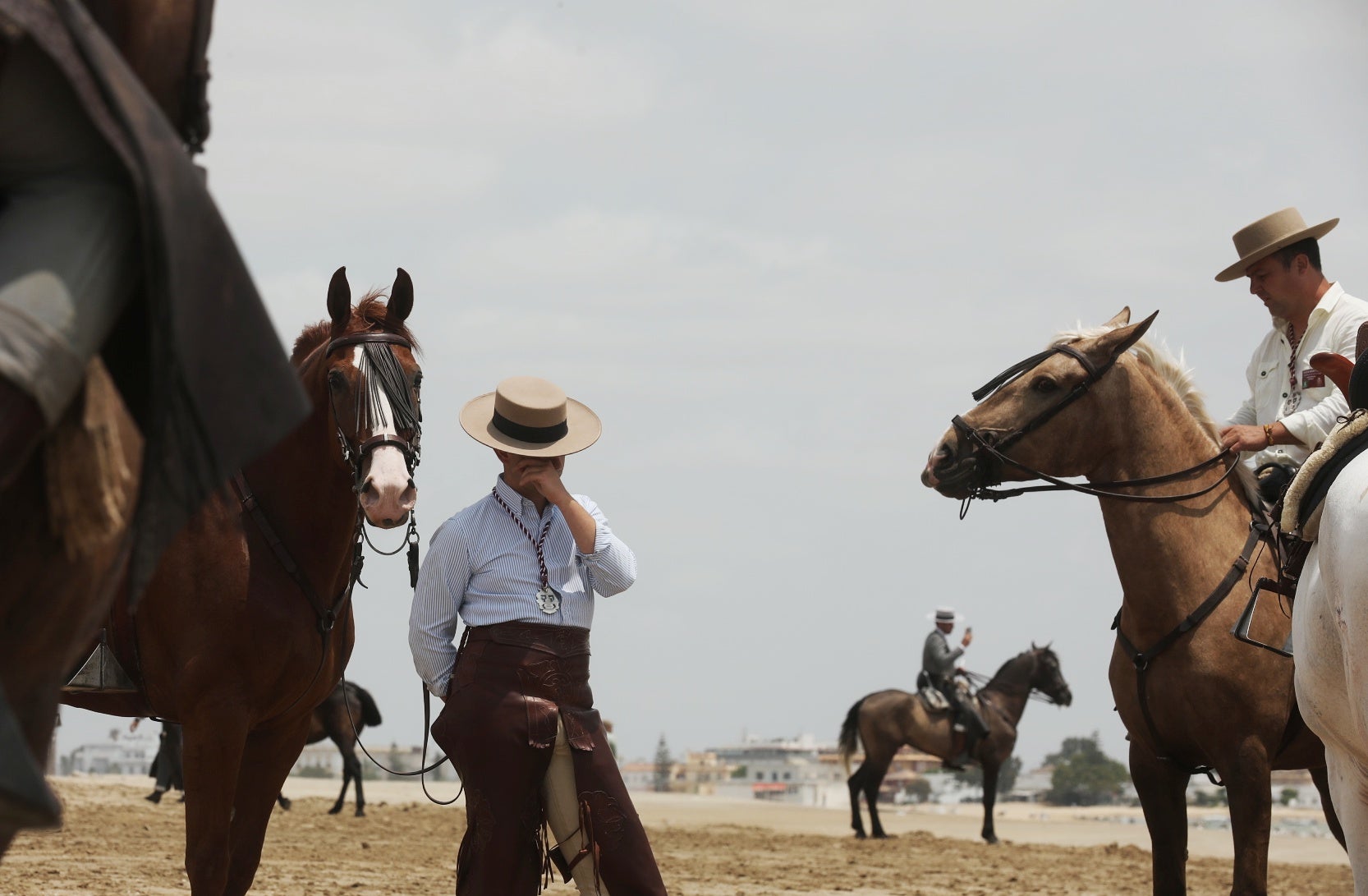 Las imágenes del embarque de las primeras hermandades de Cádiz en Bajo de Guía
