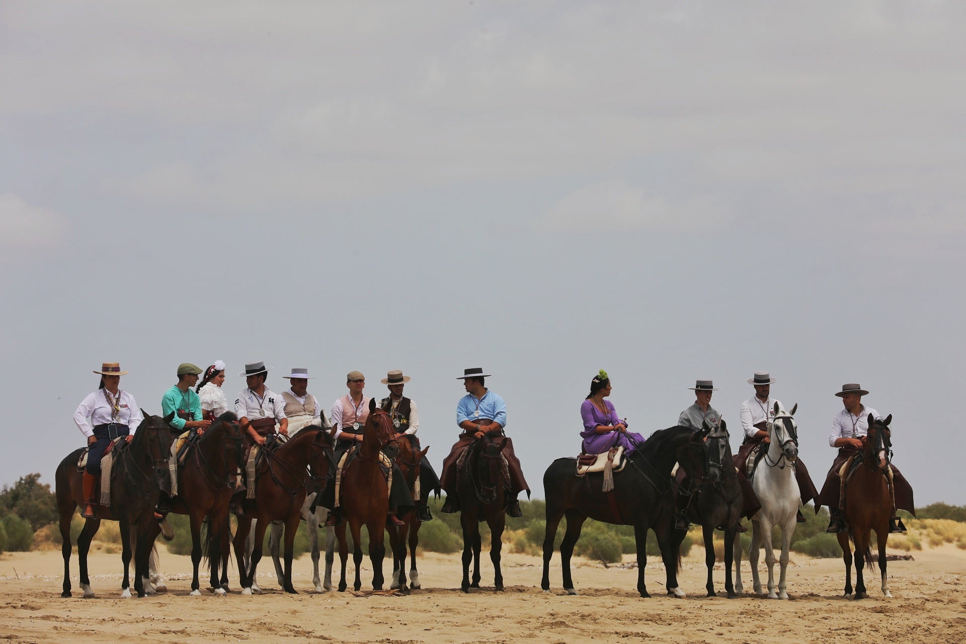 Las imágenes del embarque de las primeras hermandades de Cádiz en Bajo de Guía