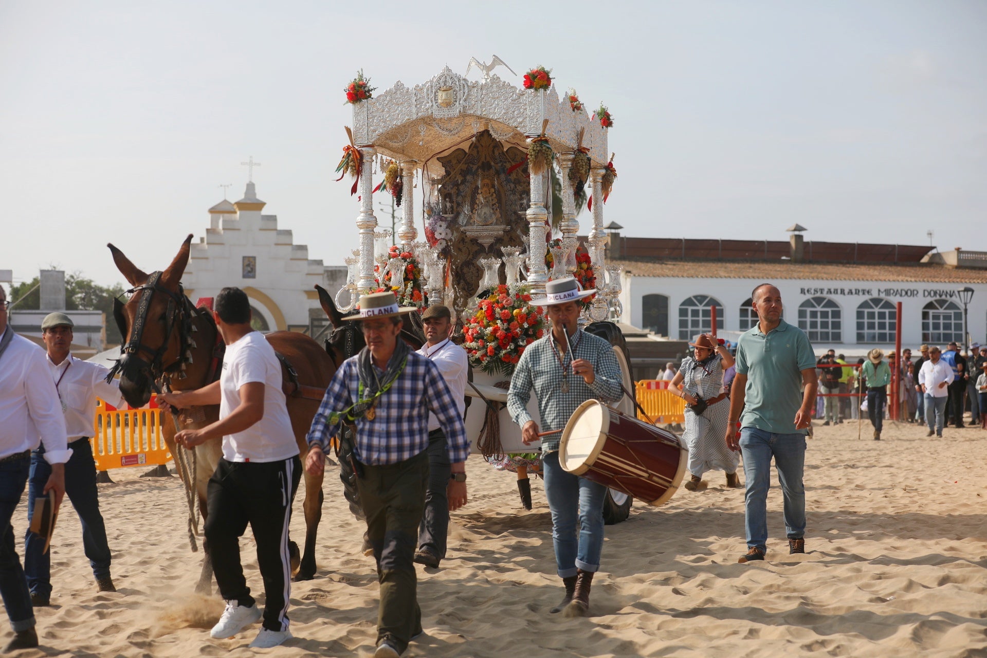 Las imágenes del embarque de las primeras hermandades de Cádiz en Bajo de Guía