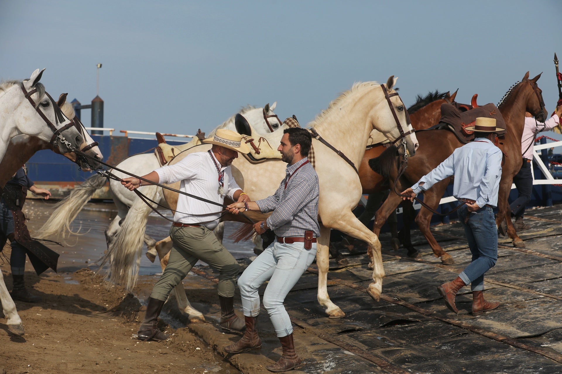 Las imágenes del embarque de las primeras hermandades de Cádiz en Bajo de Guía