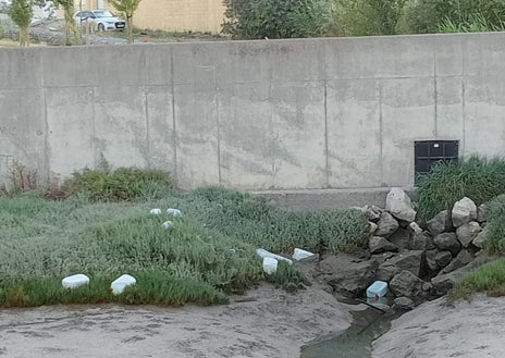 Imagen secundaria 1 - Un polvorín de garrafas de gasolina para narcolanchas, en pleno casco urbano de Chiclana
