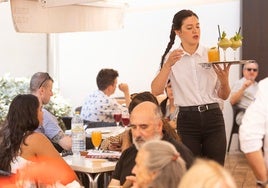 La temporada alta de verano se instala en Cádiz con otra fuerte bajada del paro en mayo