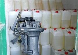 Un polvorín de garrafas de gasolina para narcolanchas, en pleno casco urbano de Chiclana