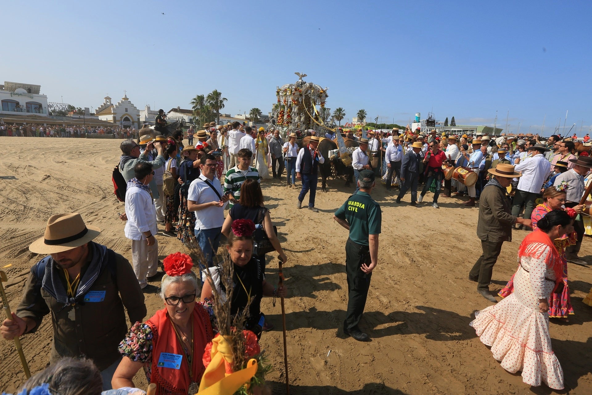 Fotos: Día grande en Bajo de Guía con el embarque de la hermandad de Sanlúcar