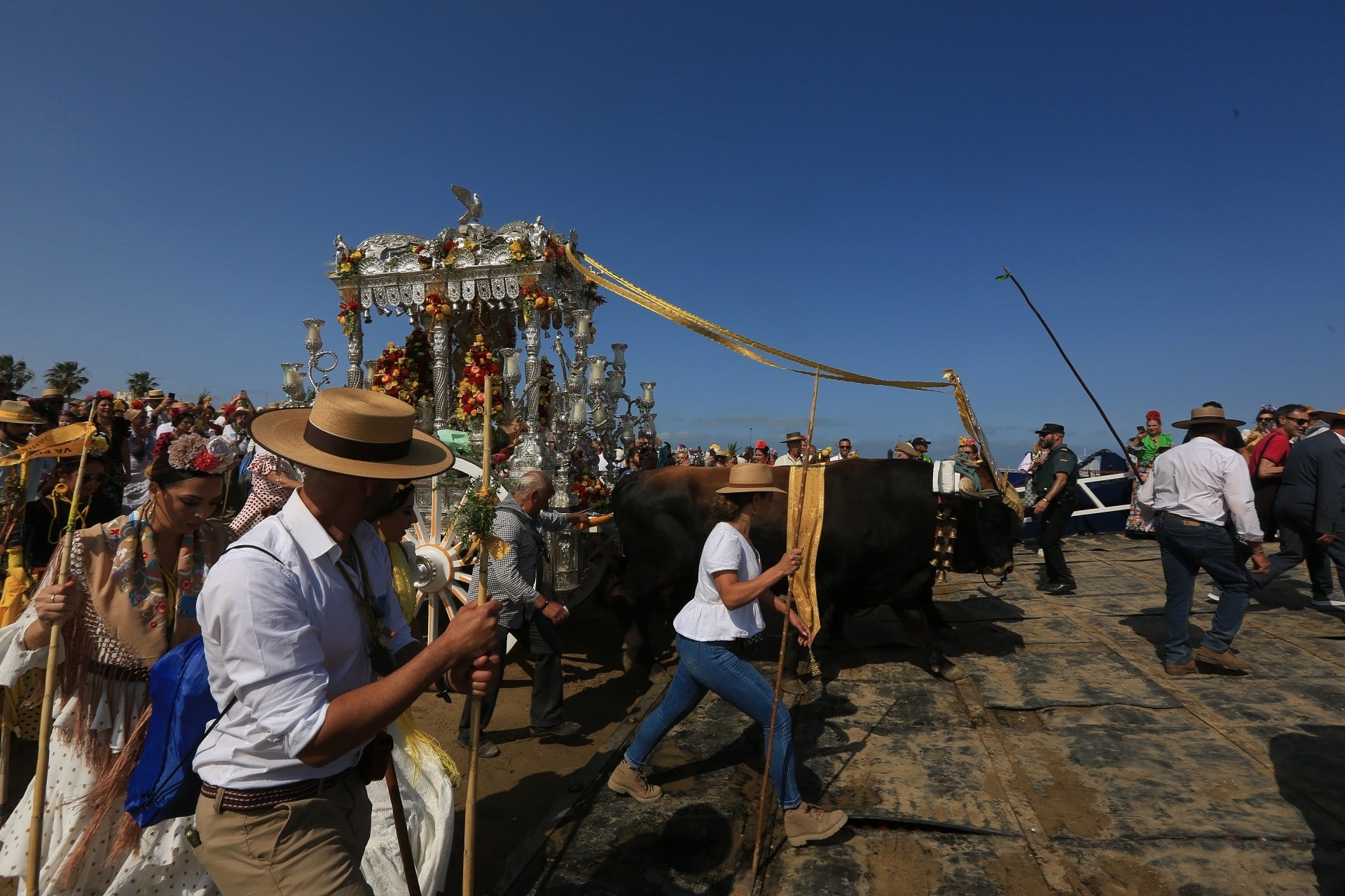 Fotos: Día grande en Bajo de Guía con el embarque de la hermandad de Sanlúcar