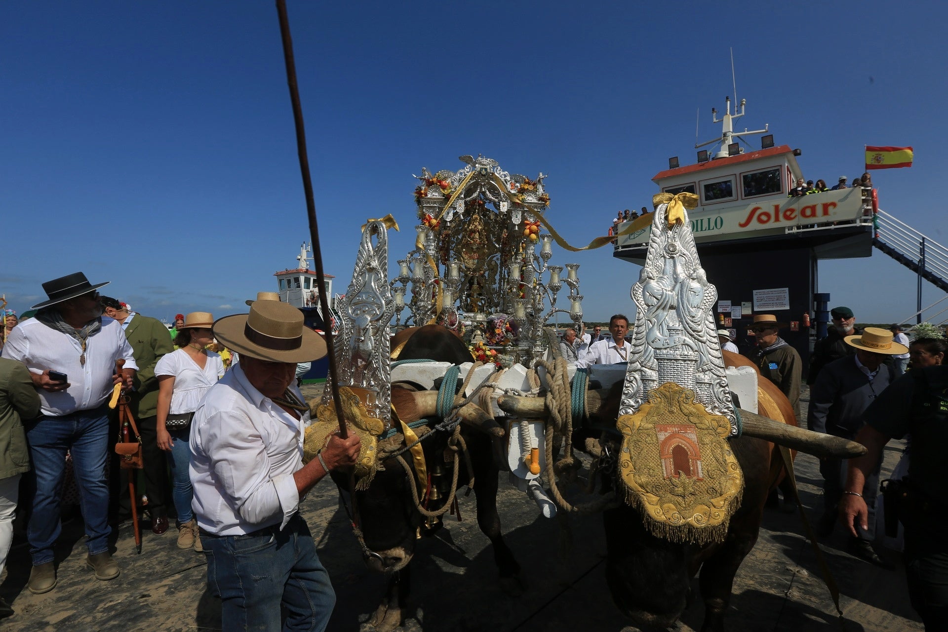 Fotos: Día grande en Bajo de Guía con el embarque de la hermandad de Sanlúcar